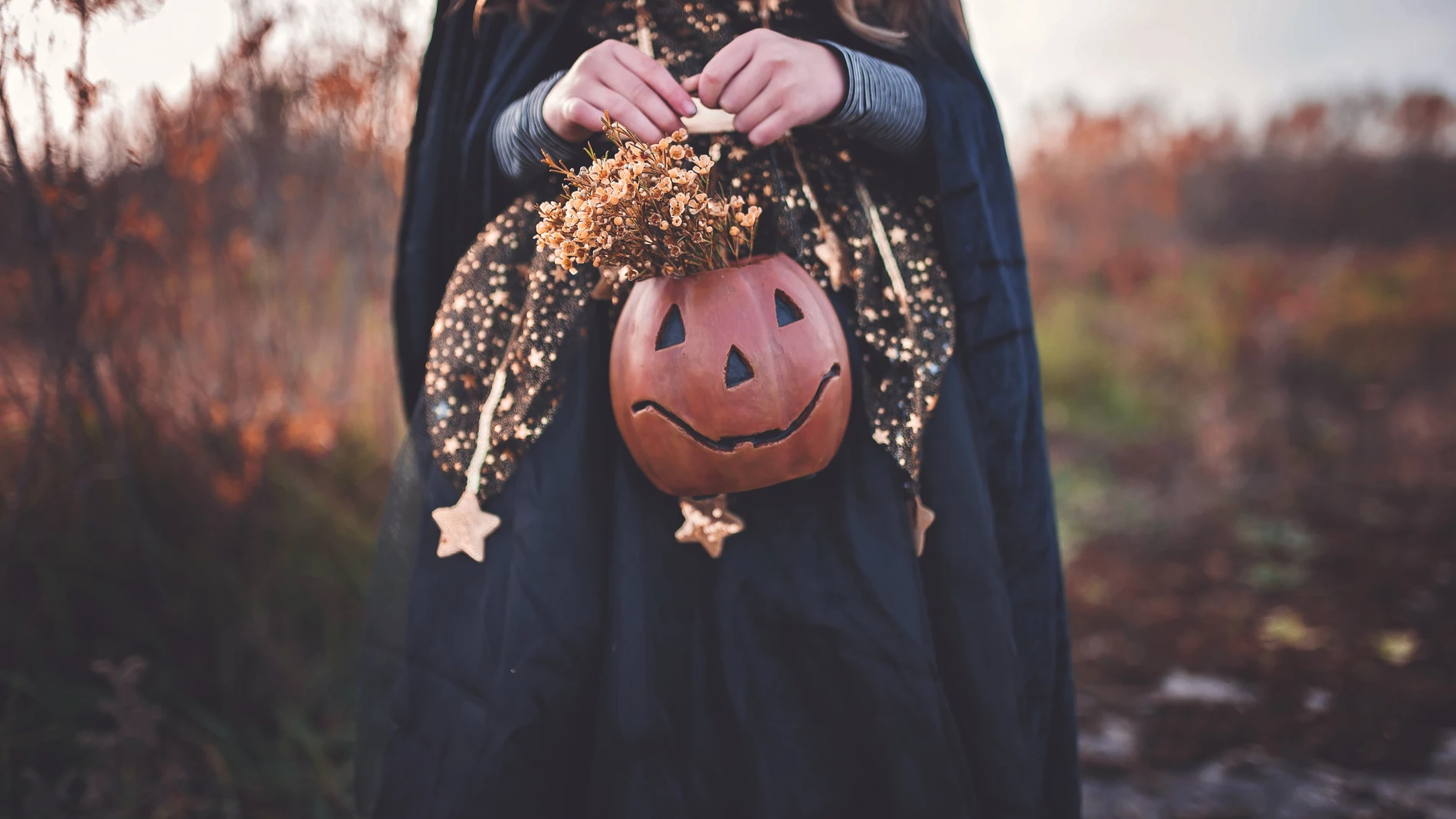Si el disfraz de Halloween es para un niño, la OCU recomienda que no se usen caretas: "Mejor a cara descubierta"