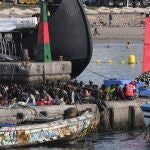 Salvamento Marítimo ha rescatado este lunes dos cayucos con 158 inmigrantes de origen subsahariano bordo, entre ellos 18 menores y siete mujeres, que han recibido las primeras asistencias en el puerto de Los Cristianos. 