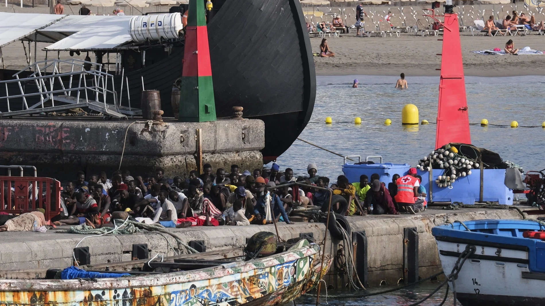 Salvamento Marítimo ha rescatado este lunes dos cayucos con 158 inmigrantes de origen subsahariano bordo, entre ellos 18 menores y siete mujeres, que han recibido las primeras asistencias en el puerto de Los Cristianos.