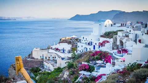El popular destino turístico de Santorini se encuentra en el cráter de un enorme volcán submarino