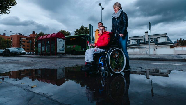 Marta, denuncia que no puede subir al autobús de línea con la silla de ruedas de su hijo.