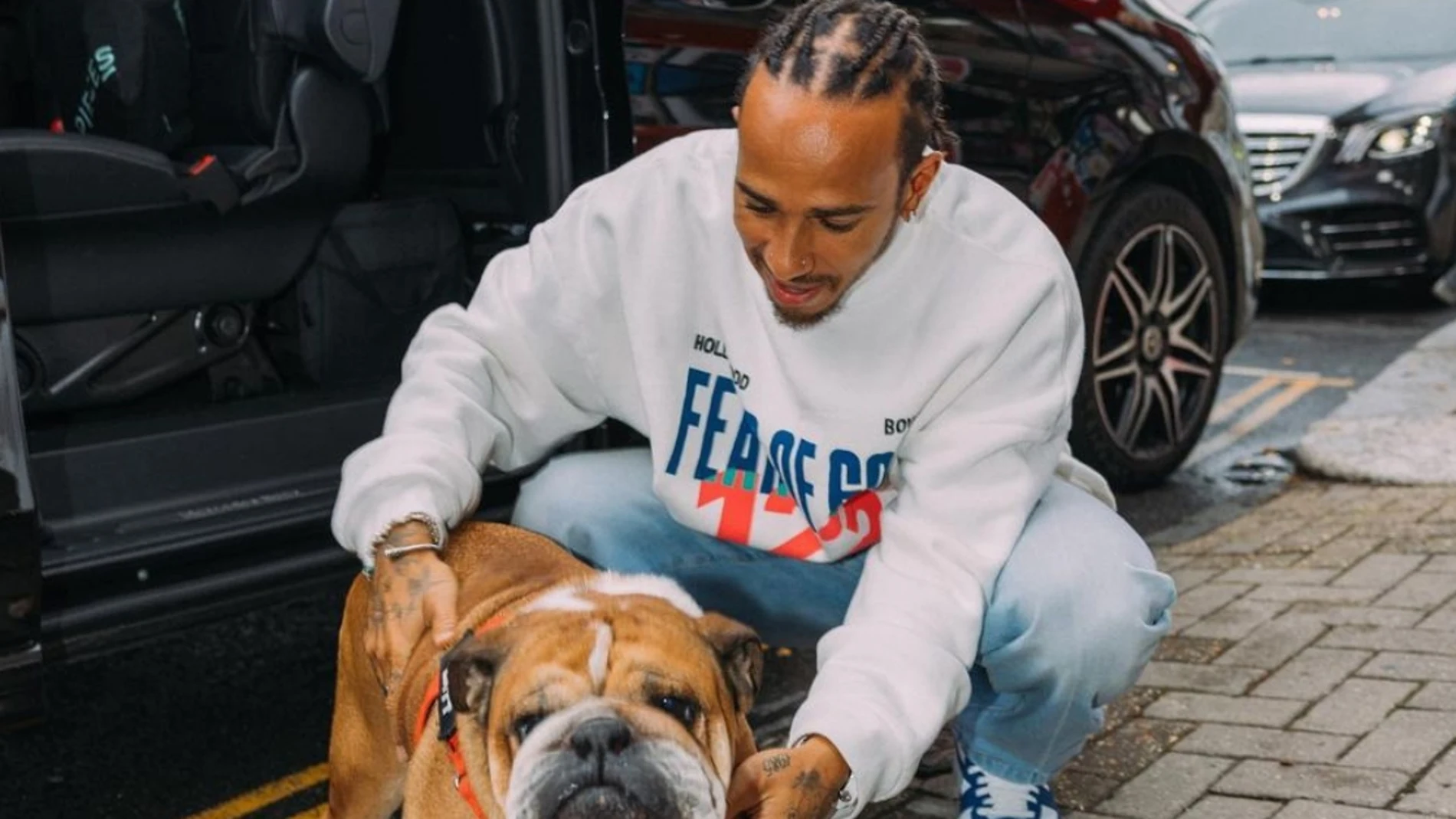 Lewis Hamilton junto a su perro