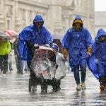 Turistas bajo la lluvia esta mañana en Santiago de Compostela