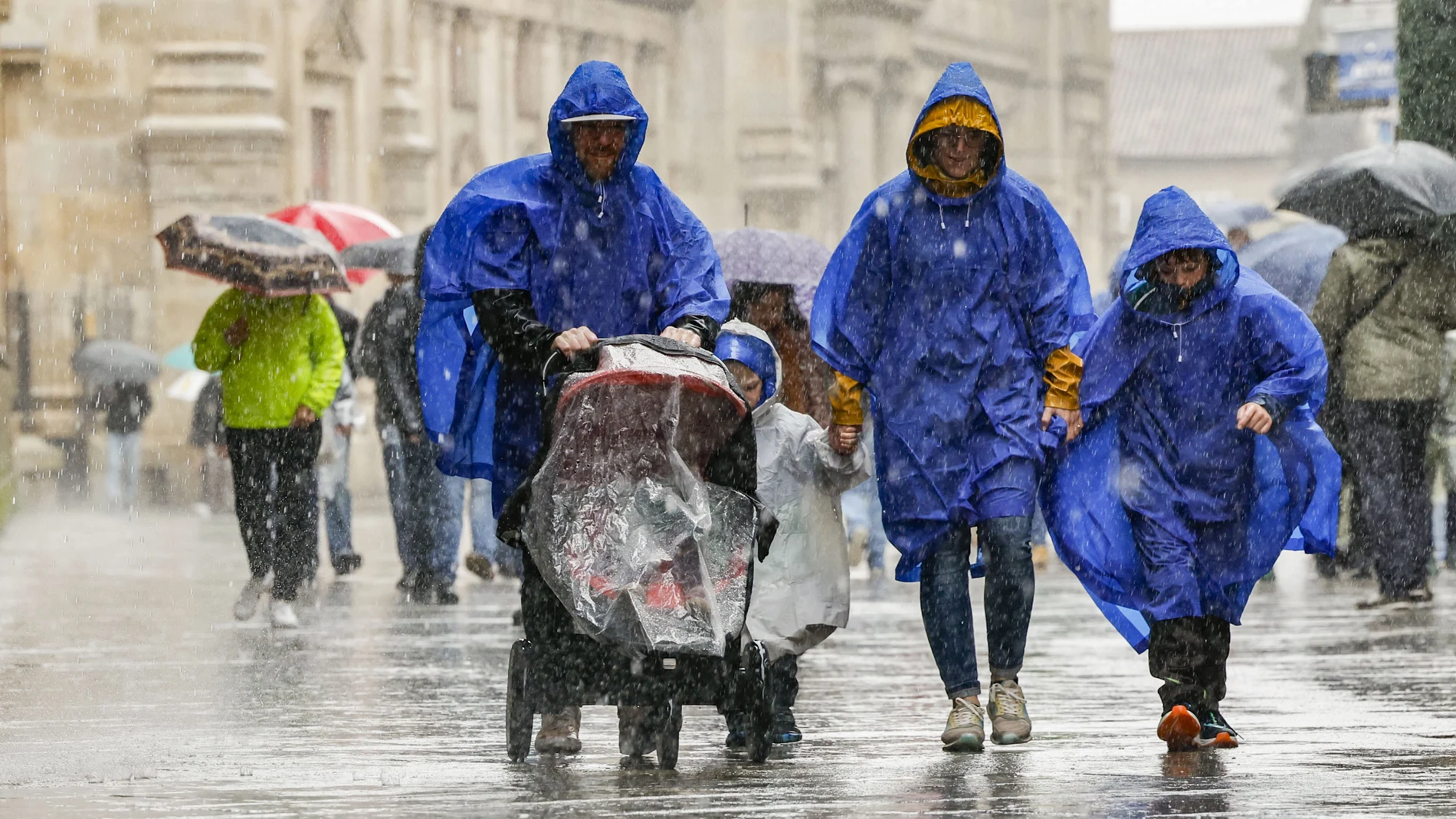 Turistas bajo la lluvia esta mañana en Santiago de Compostela