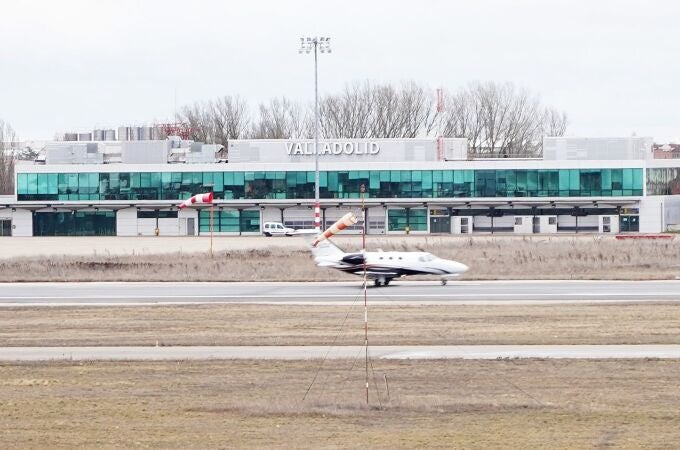 Un avión aterriza en el aeropuerto de Villanubla, en Valladolid