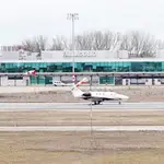 Un avión aterriza en el aeropuerto de Villanubla, en Valladolid