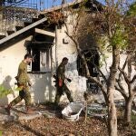  Israeli soldiers inspect a ruined house in Kibbutz Beeri, near the border with Gaza in southern Israel , 25 October 2023, where at least 130 Kibbutz members where killed by Hamas as militants launched an attack against Israel from the Gaza Strip on 07 October. 