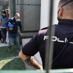 Un agente de la Policía Nacional durante el traslado de varios inmigrantes, en una imagen de archivo