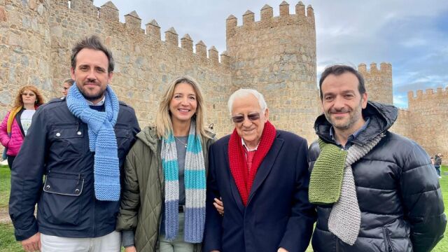 El padre Ángel junto a Alicia García, senadora y portavoz del PP en el ayuntamiento de Ávila, entre otros