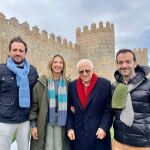 El padre Ángel junto a Alicia García, senadora y portavoz del PP en el ayuntamiento de Ávila, entre otros