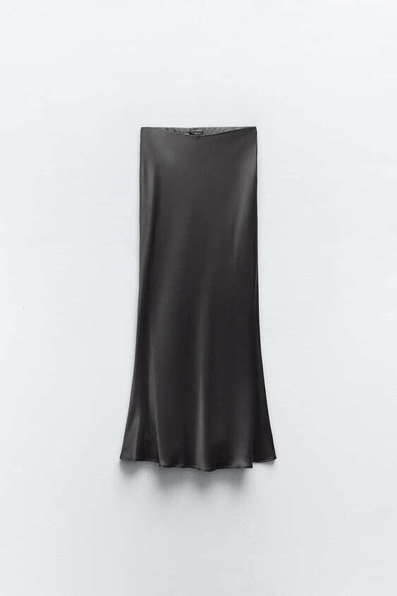 Falda satinada en negro.