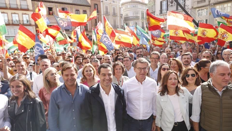 Juanma Moreno y Alberto Núñez Feijóo, junto a numerosos dirigentes populares, en el acto celebrado en Málaga