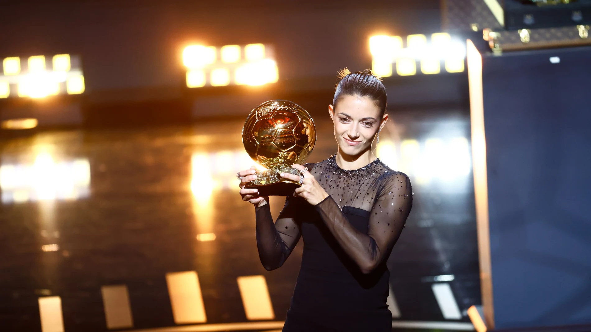 Aitana Bonmatí con vestido de Versace para ganar su primer Balón de Oro.