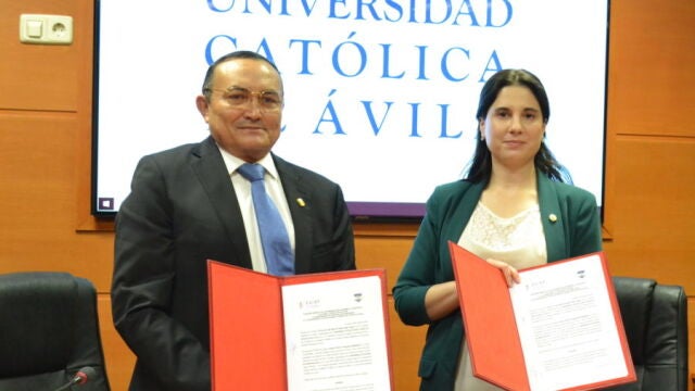 La decana de la Facultad de Ciencias Sociales y Jurídicas de la UCAV, Lourdes Miguel, y El rector general de la Brigada, Leonel R. Mazzoni Hernández, suscriben el acuerdo