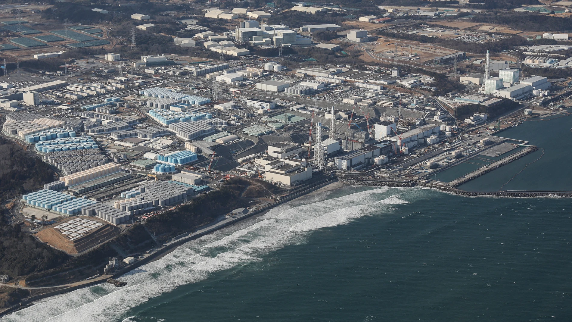 September 4, 2023: La averiada planta de energA?Â­a nuclear Fukushima Daiichi de TEPCO, asA?Â­ como de los tanques utilizados para almacenar aguas residuales tratadas, a lo largo de la costa en Okuma, prefectura de Fukushima. (Foto de ARCHIVO) 04/09/2023