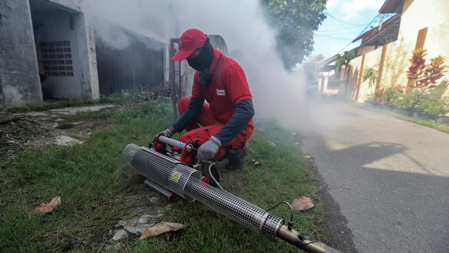 Banda Aceh (Indonesia), 30/10/2023.- A worker prepares to fumigate with anti-mosquito fog to control dengue fever at a residential area in Banda Aceh, Indonesia, 30 October 2023. The Banda Aceh city government carried out fogging actions related to reports of an increase in dengue fever carried by the Aedes aegypti mosquito in densely populated urban areas. (Egipto) EFE/EPA/HOTLI SIMANJUNTAK