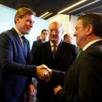 El presidente del Comité Económico y Social Europeo (CESE), Oliver Röpke, visita la sede del Consejo Económico y Social (CES) de Castilla y León para celebrar un encuentro con el Pleno y con el Grupo de Enlace con la sociedad civil del Consejo. Junto a él, el consejero de la Presidencia, Luis Miguel González Gago