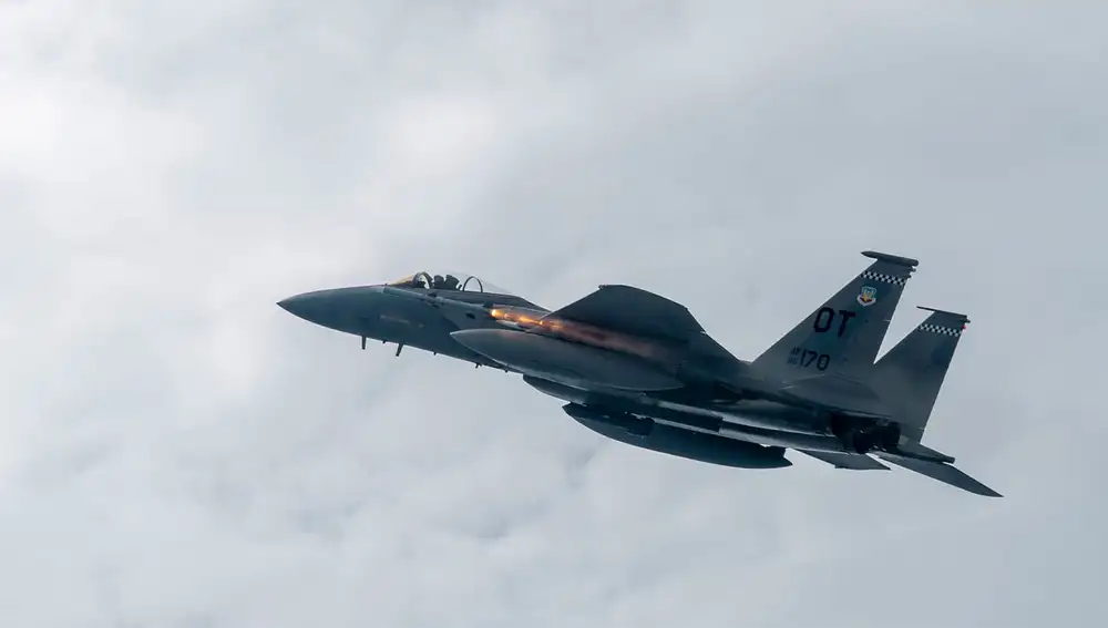 Un F-15C Eagle prueba por primera vez el misil AIM-120-C8 AMRAAM en septiembre de 2023