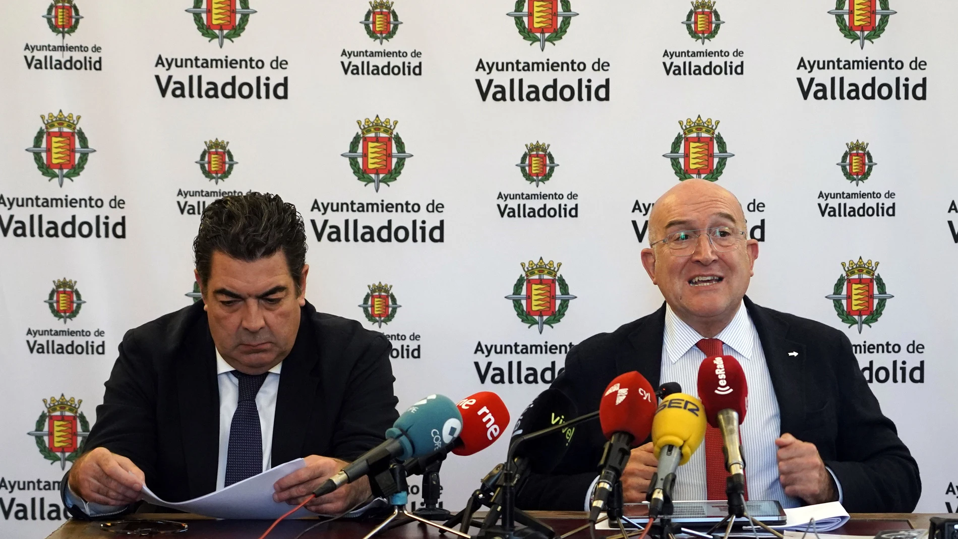 Jesús Julio Carnero y Alberto Gutiérrez durante la rueda de prensa