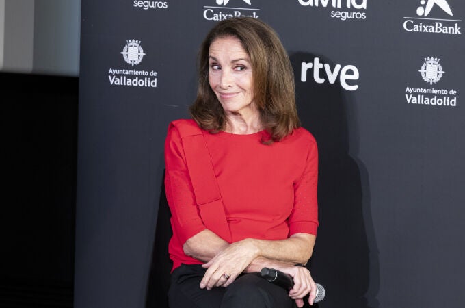 Ana Belén con jersey rojo.