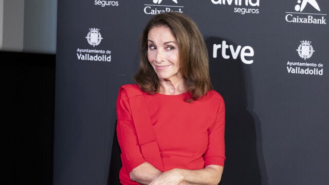 Ana Belén con jersey rojo.