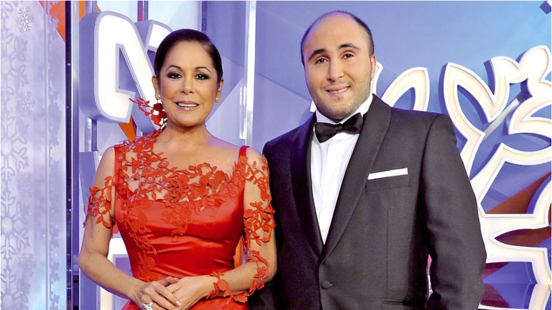 Isabel Pantoja y su hijo, Kiko Rivera, dando las Campanadas en Telecinco en 2011