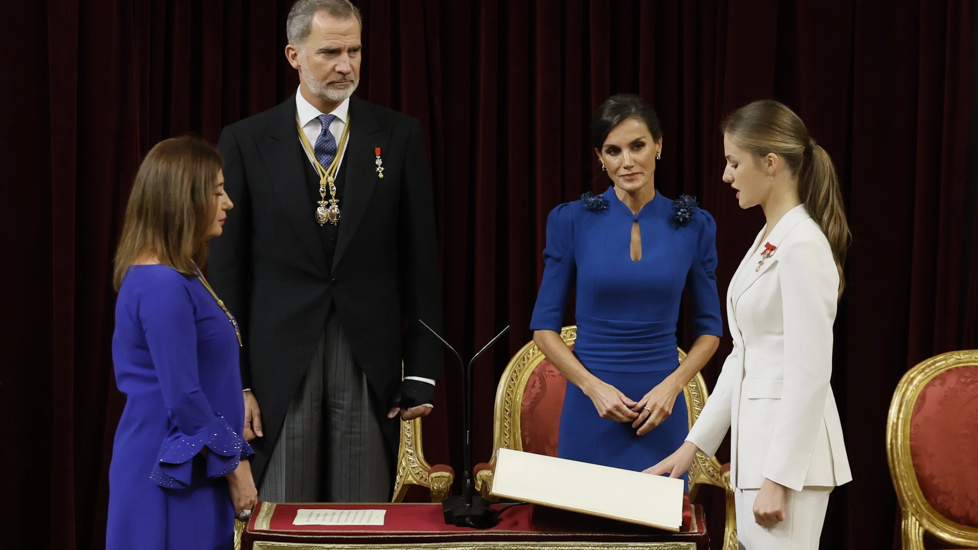 MADRID, 31/10/2023.- La princesa Leonor (d) jura la Constitución 