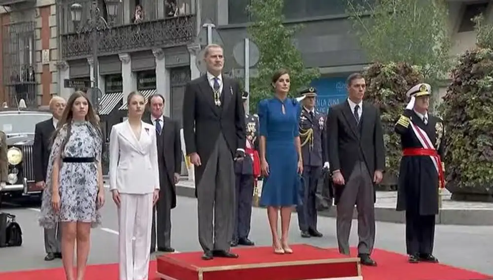 Los Reyes, la Princesa Leonor y la Infanta Sofía durante el himno nacional