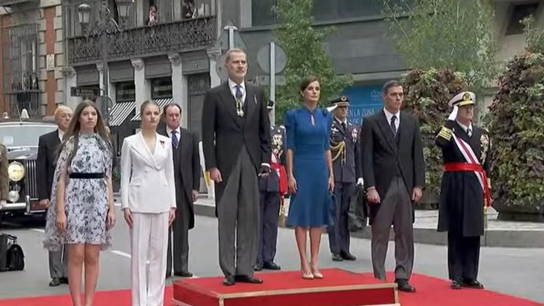Los Reyes, la Princesa Leonor y la Infanta Sofía durante el himno nacional