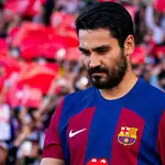 El gesto de Gundogan quiitándose de la fotografía oficial del Barça que da la vuelta al mundo