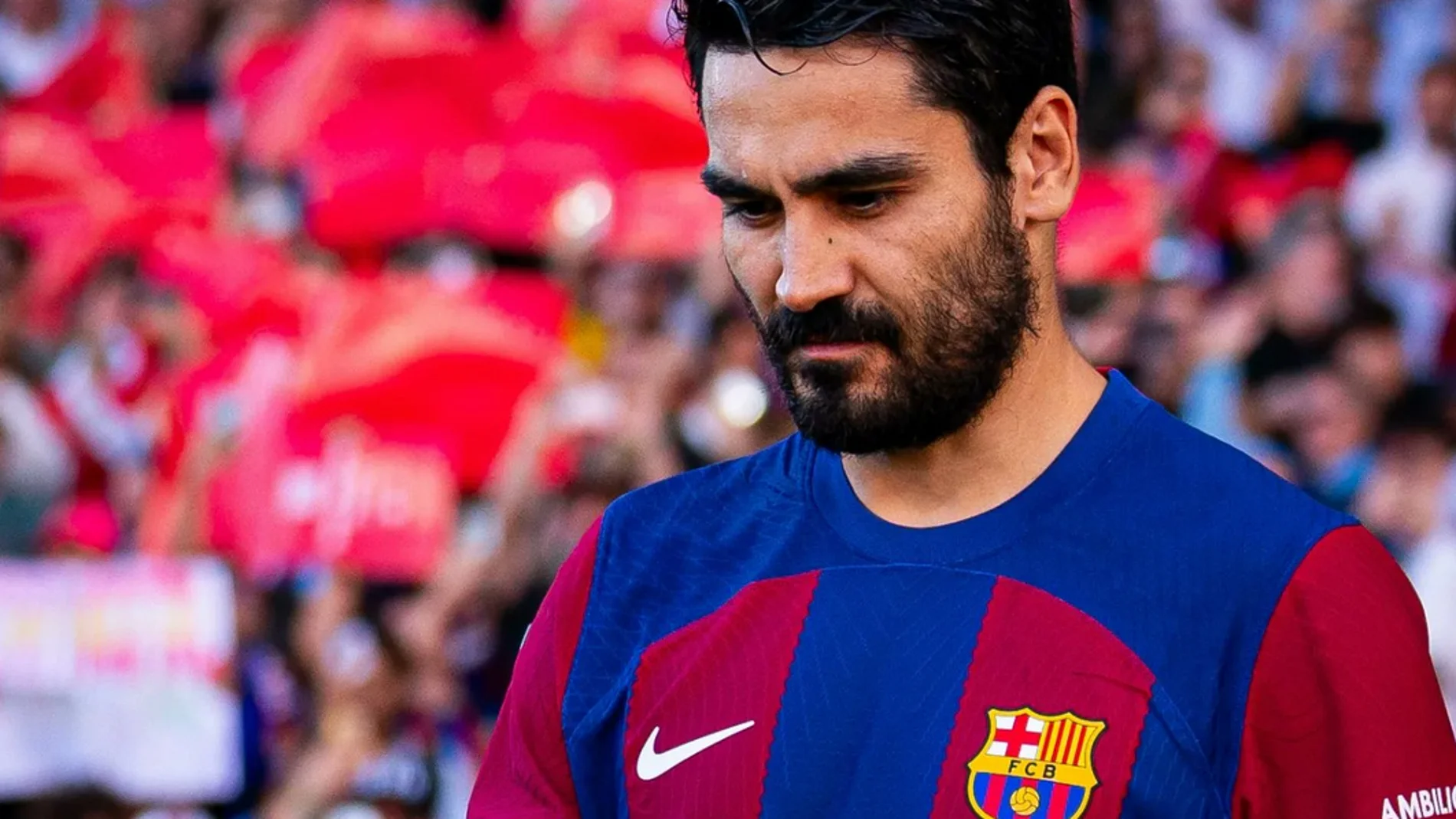 El gesto de Gundogan quiitándose de la fotografía oficial del Barça que da la vuelta al mundo
