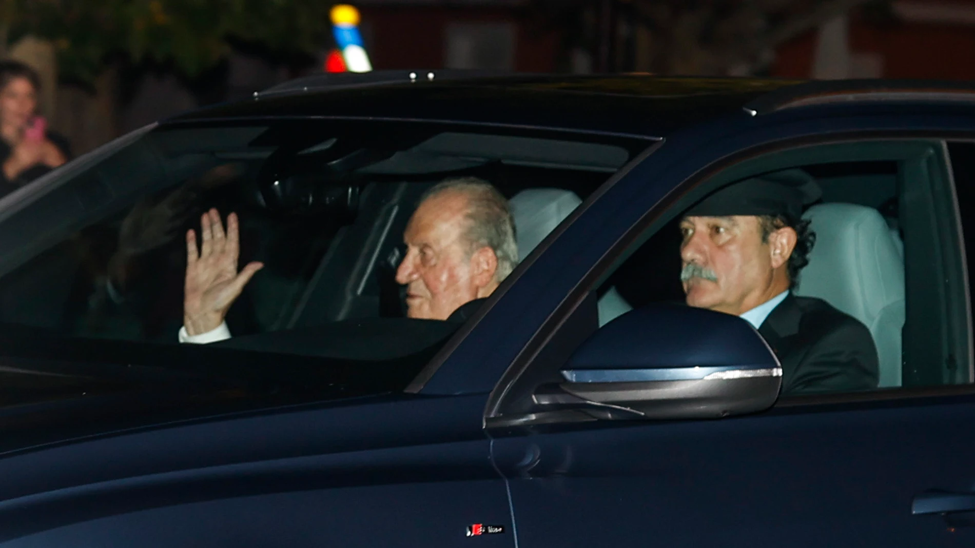 MADRID, 31/10/2023.- El rey emérito, Juan Carlos I (i), a su llegada al Palacio de El Pardo de Madrid, donde tendrá lugar la celebración familiar privada con la que la princesa Leonor festejará su 18 cumpleaños tras la jura de la Constitución, este martes. EFE/ Javier Lizón