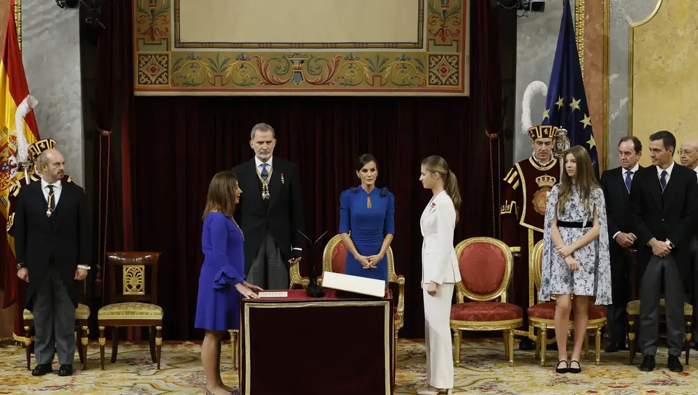 Doña Leonor escucha a la presidenta del Congreso en presencia de la Familia Real