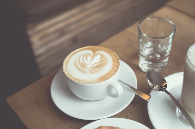 ¿Por qué la taza de café se presenta con un plato? La respuesta te sorprenderá
