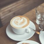 ¿Por qué la taza de café se presenta con un plato? La respuesta te sorprenderá