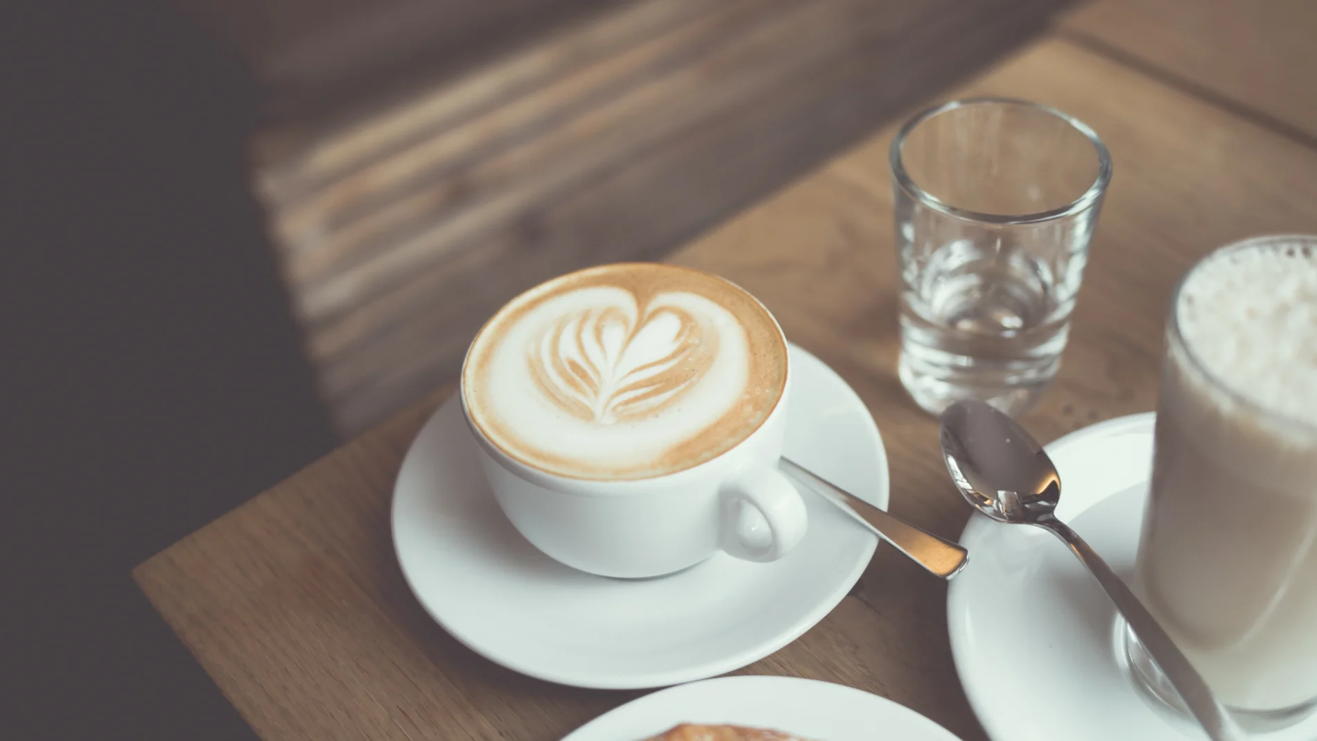 ¿Por qué la taza de café se presenta con un plato? La respuesta te sorprenderá