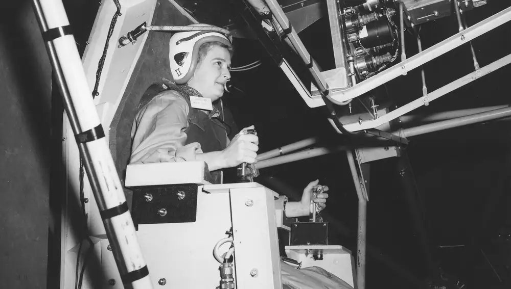 La astronauta Jerrie Cobb, perteneciente a las 13 del Mercurio, haciendo maniobras