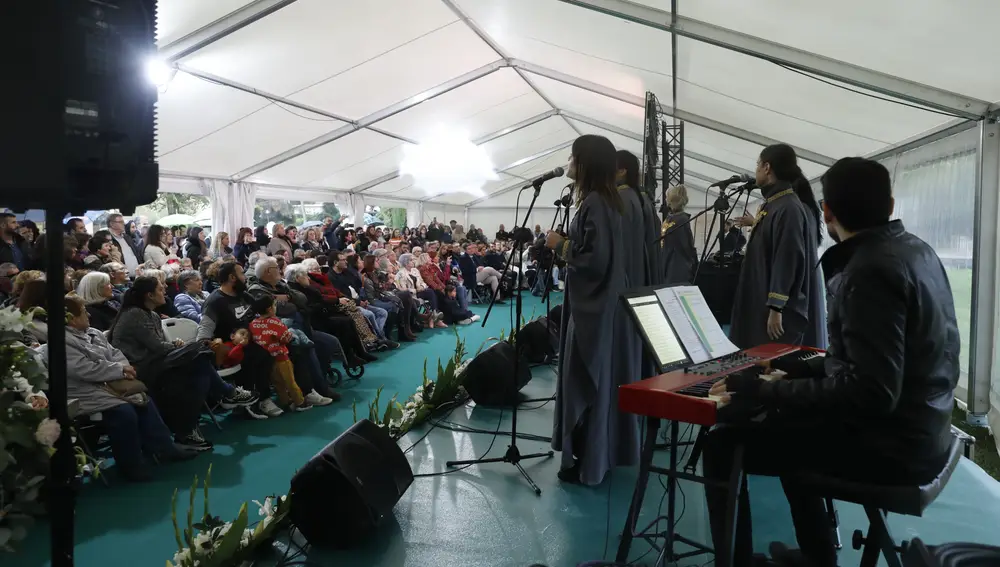 Homenaje a las personas difuntas en el cenenterio el jardin de Alcala de Henares. © Jesús G. Feria.