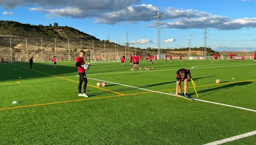 Los jugadores de la Unión Deportiva Logroñés entrenan en la nueva ciudad deportiva