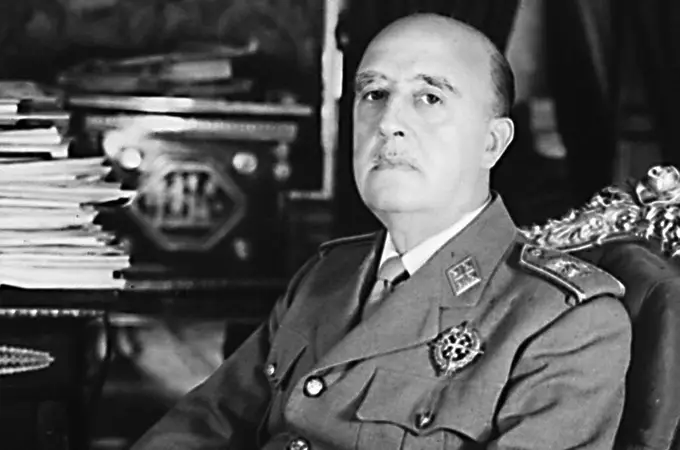 «Todos los gobiernos democráticos asumieron las distinciones a Franco» 