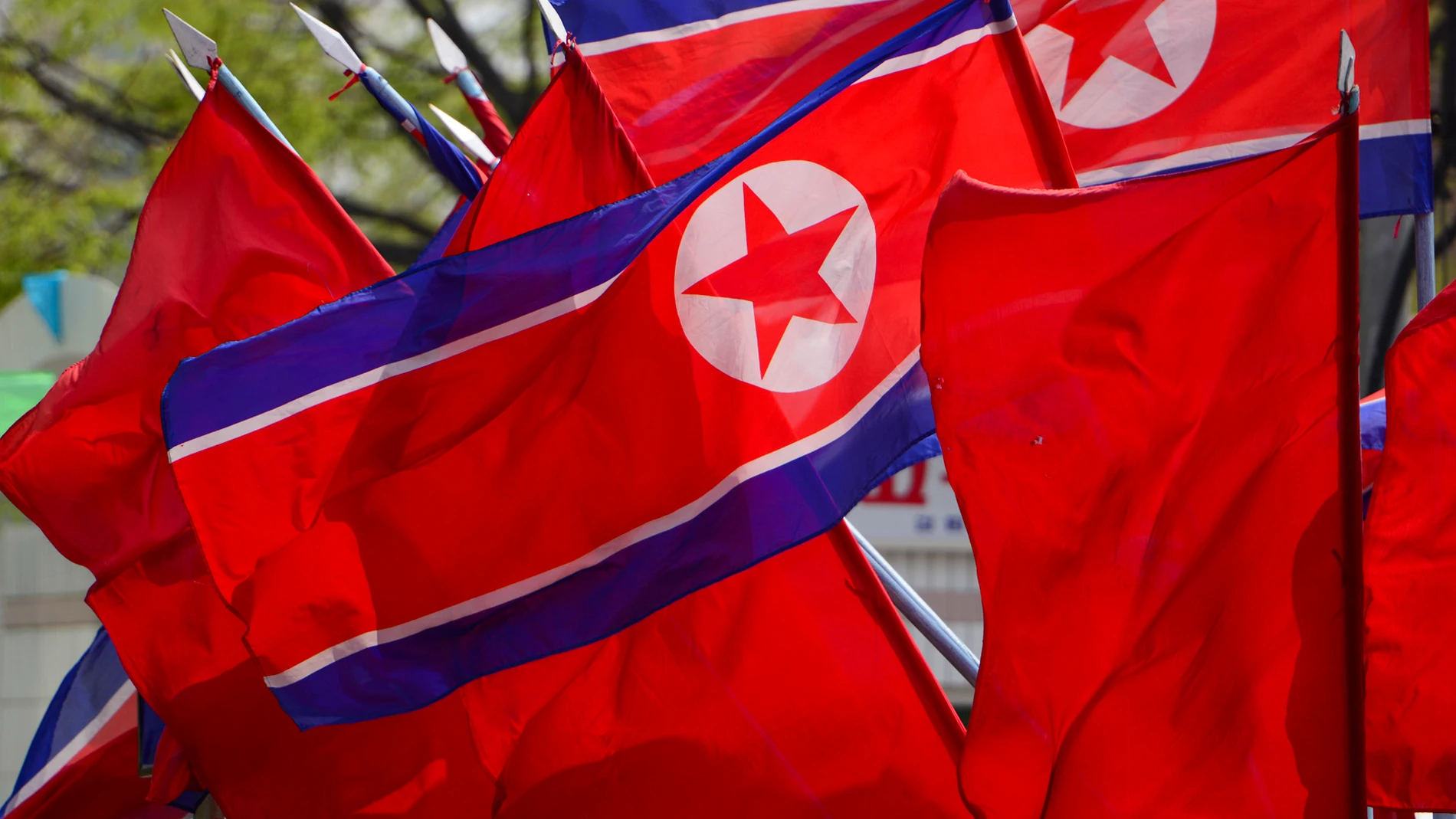 April 13, 2014, Pyongyang, Pyongyang, Democratic Peoples Republic of Korea: North Korean flags fly in the wind in downtown Pyongyang on April 13, 2014. (Foto de ARCHIVO) 13/04/2014