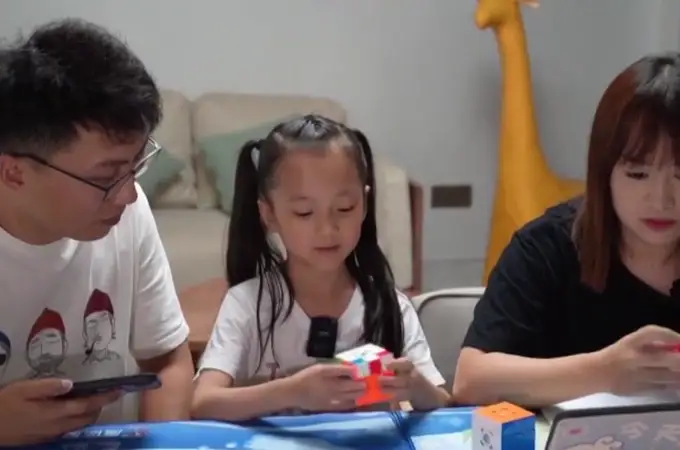 Una niña china de 6 años, récord mundial del cubo de rubik