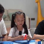 Una niña china de 6 años, récord mundial del cubo de rubik