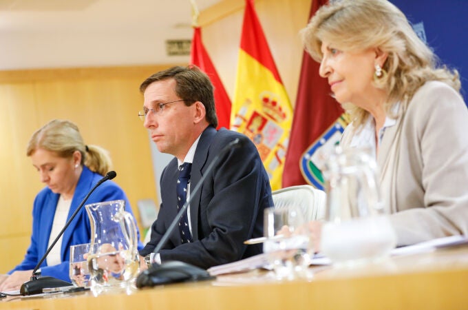 De izquierda a derecha, Inma Sanz, José Luis Martínez-Almeida y Engracia Hidalgo