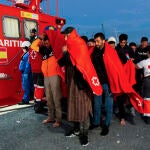 Trasladan a Motril (Granada) a 17 inmigrantes rescatados cerca de la isla de Alborán