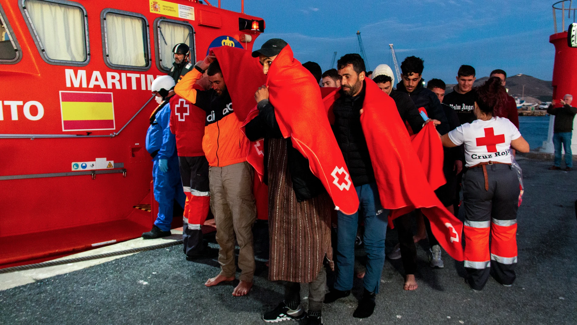 MOTRIL (GRANADA), 01/11/2023.- Salvamento Marítimo ha rescatado y trasladado este miércoles al puerto de Motril (Granada) a 17 personas de origen magrebí, todos varones y entre los que habría tres menores, que han sido avistados por un avión del Frontex y posteriormente por un mercante navegando en una patera de fibra a unas 40 millas náuticas de la costa granadina. EFE/ Alba Feixas