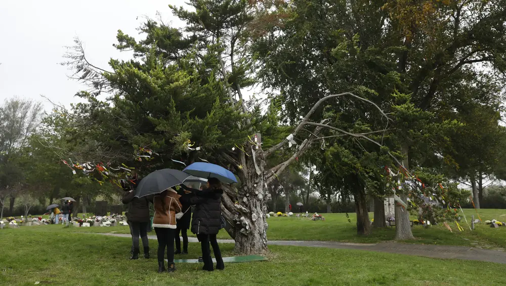 Homenaje a las personas difuntas en el cenenterio el jardin de Alcala de Henares. © Jesús G. Feria.