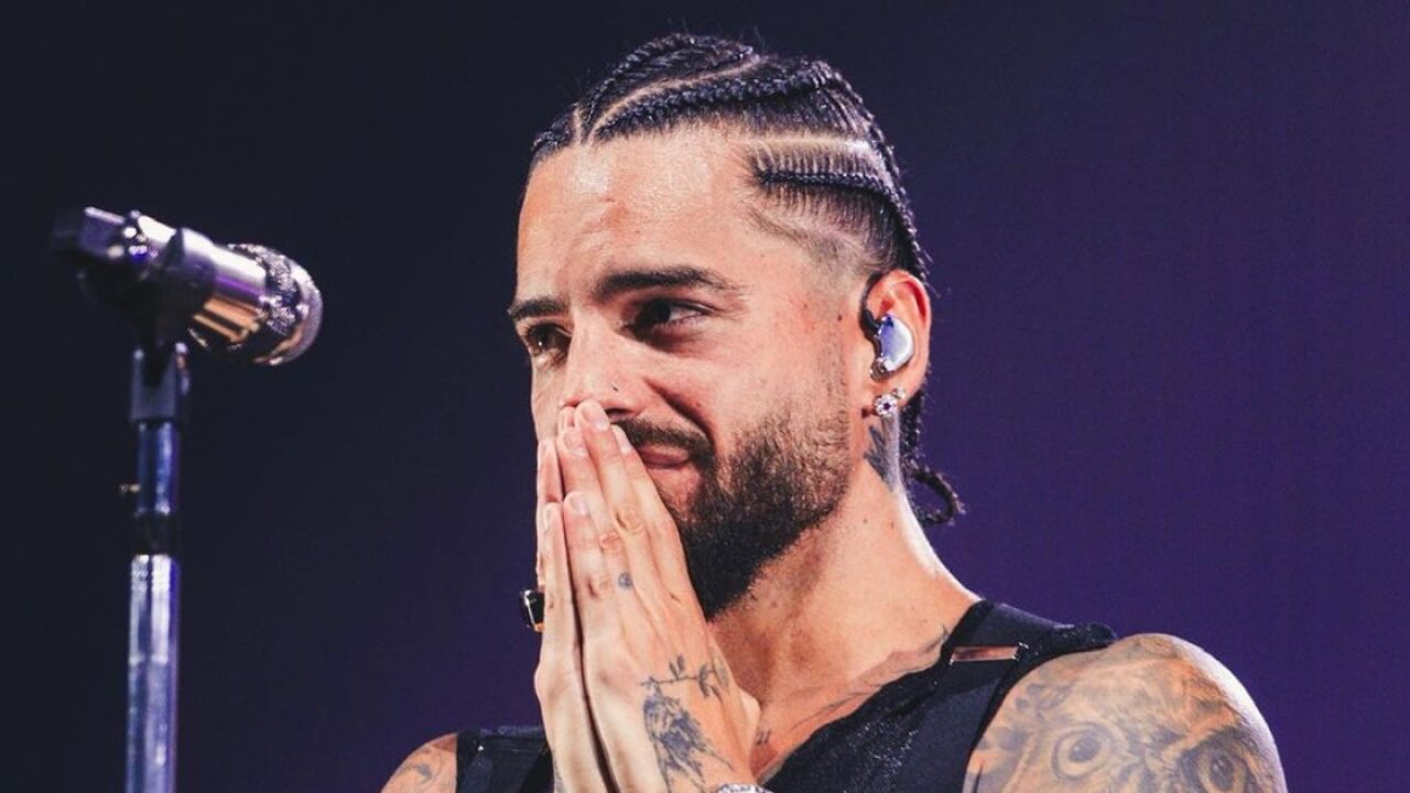 Maluma pierde los nervios y le propina un fuerte manotazo a uno de sus