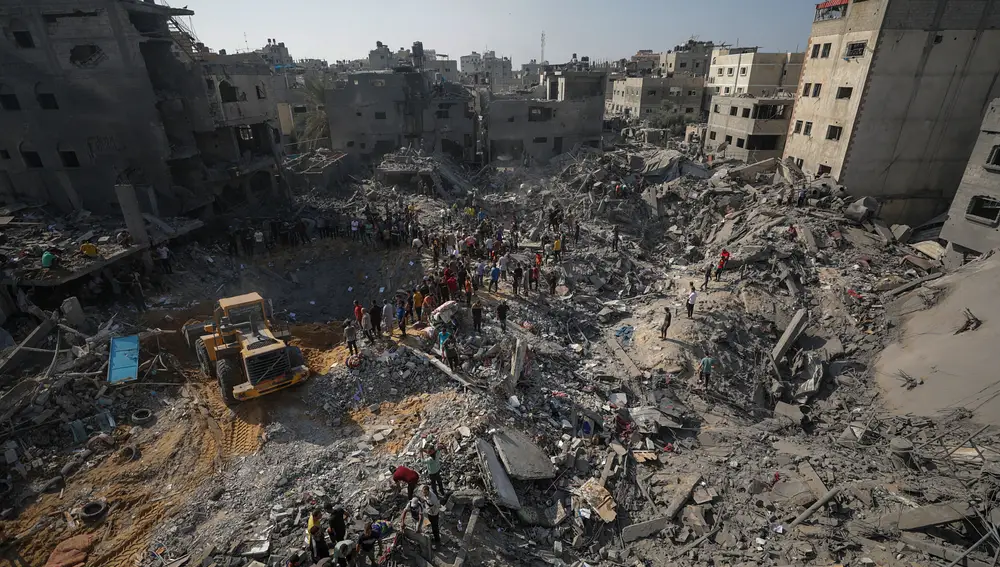 Labores de búsqueda de supervivientes tras bombardeo israelí en Gaza