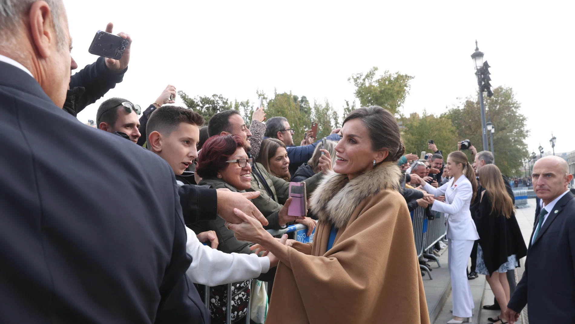 La Reina Letizia con capa.
